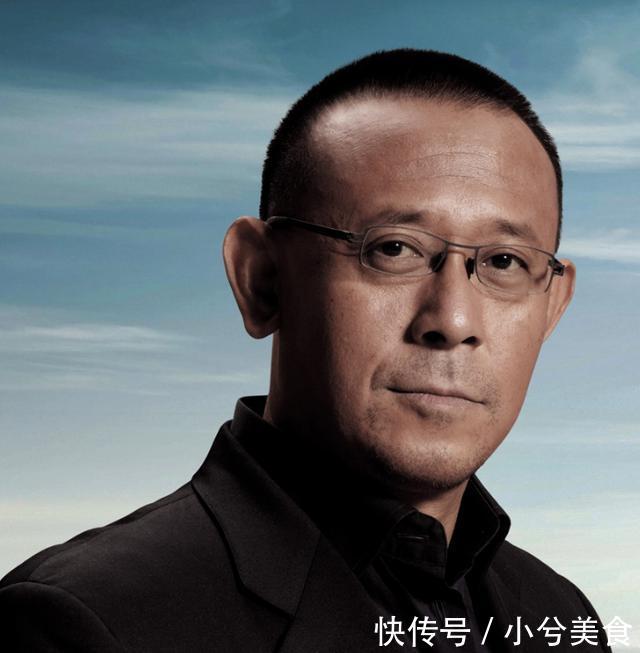 看了55岁姜文前妻近照,在看看现任妻子,网友:完