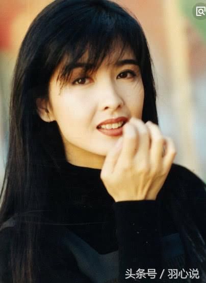 50岁女明星穿超短裙开演唱会 还有一位更不得