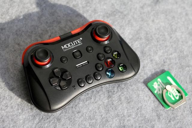 看妹子是怎么用一个手柄玩转吃鸡和开黑的