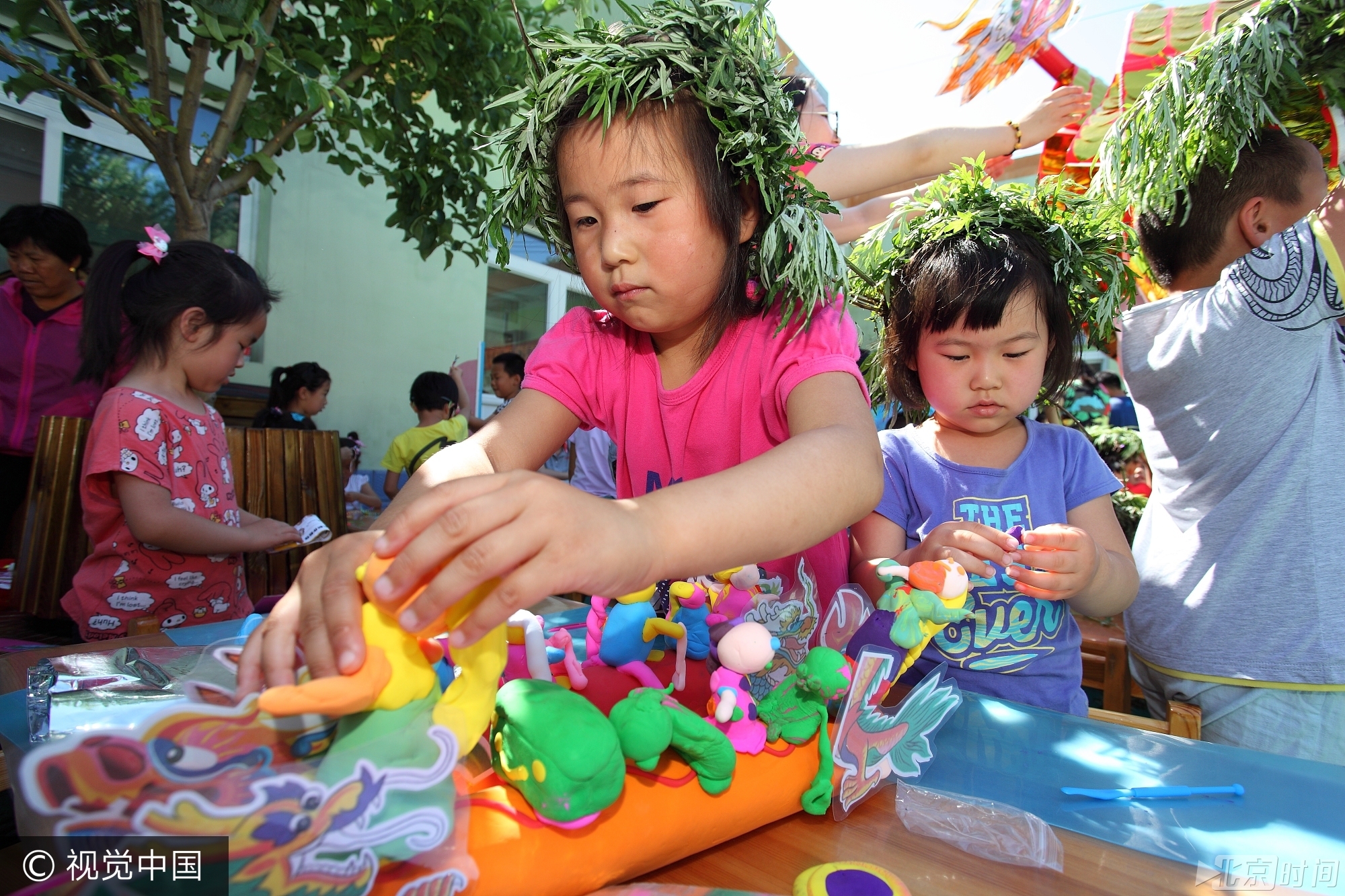 活动现场内容丰富,小孩子们都玩疯了, 孩子们用雄黄酒在小孩脑门上画王字、用艾草编花环、包粽子、制作香囊、画钟馗、赛龙舟等精彩不断, 孩子们的笑声充满着整个校园。