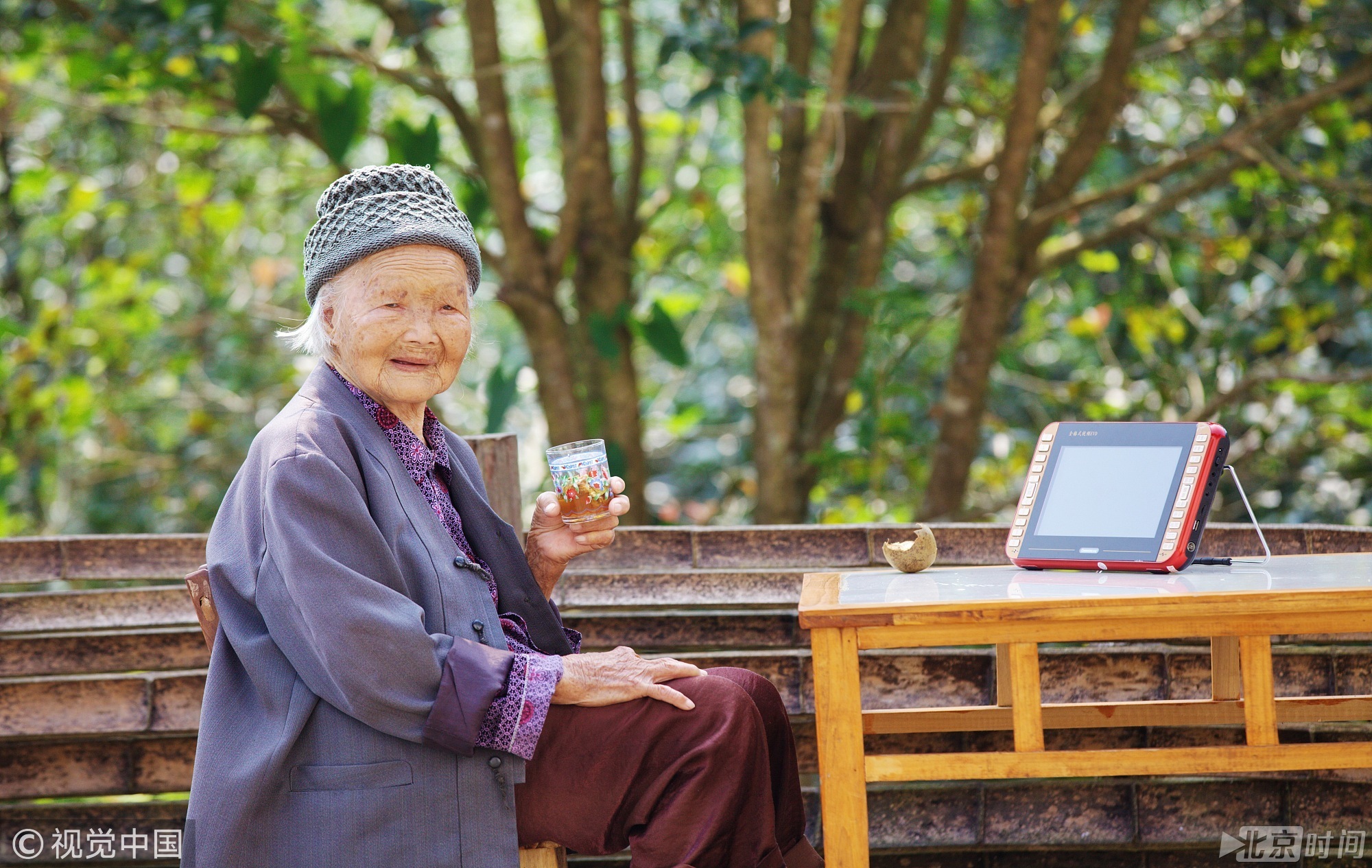百岁"女汉子"赤脚干活 背柴火上下山如履平地