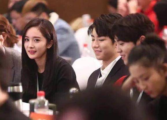 鹿晗关晓彤罕见同框一起发声 关晓彤:我们不会