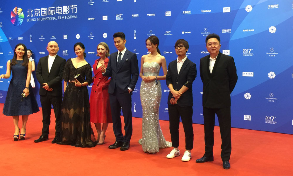 《坑爹游戏》剧组导演米宝，出品人周石星，总制片人吕卉紫，主演于谦、黄一琳、汪东城、韩彦博、倪虹洁、朱娜。