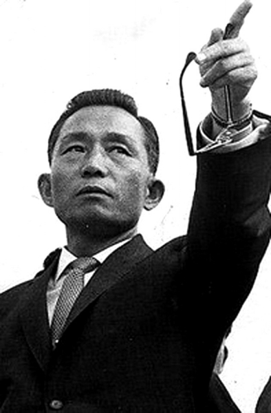 受困于朝鲜半岛严峻的军事对峙形势,韩国实行了严格的义务兵役制,这在全世界发达国家里也是少有的。不仅如此,1968年的朴正熙(对,就是现在的韩国总统朴槿惠之父)创建了乡土预备军(即预备役)。90年代初420万规模的乡土预备军,终于将这个半岛小国变成了“军营国家”。图为朴正熙