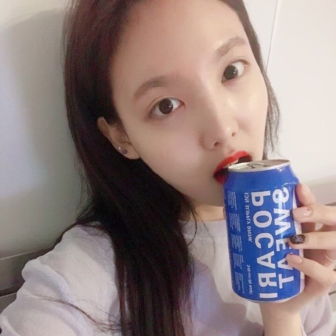 6日下午,twice官方ins更新娜璉自拍多則,並寫道:練歌房中毒 pocari