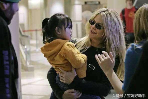 美国演员梅格瑞恩抱着养女黛丝