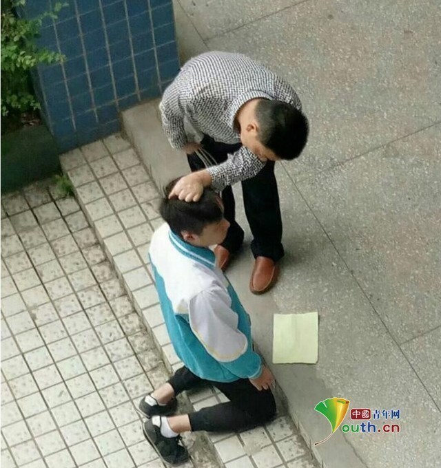 教师当众对学生施暴 学生列队等老师殴打 教师当众对学生施暴 学生列队等老师殴打