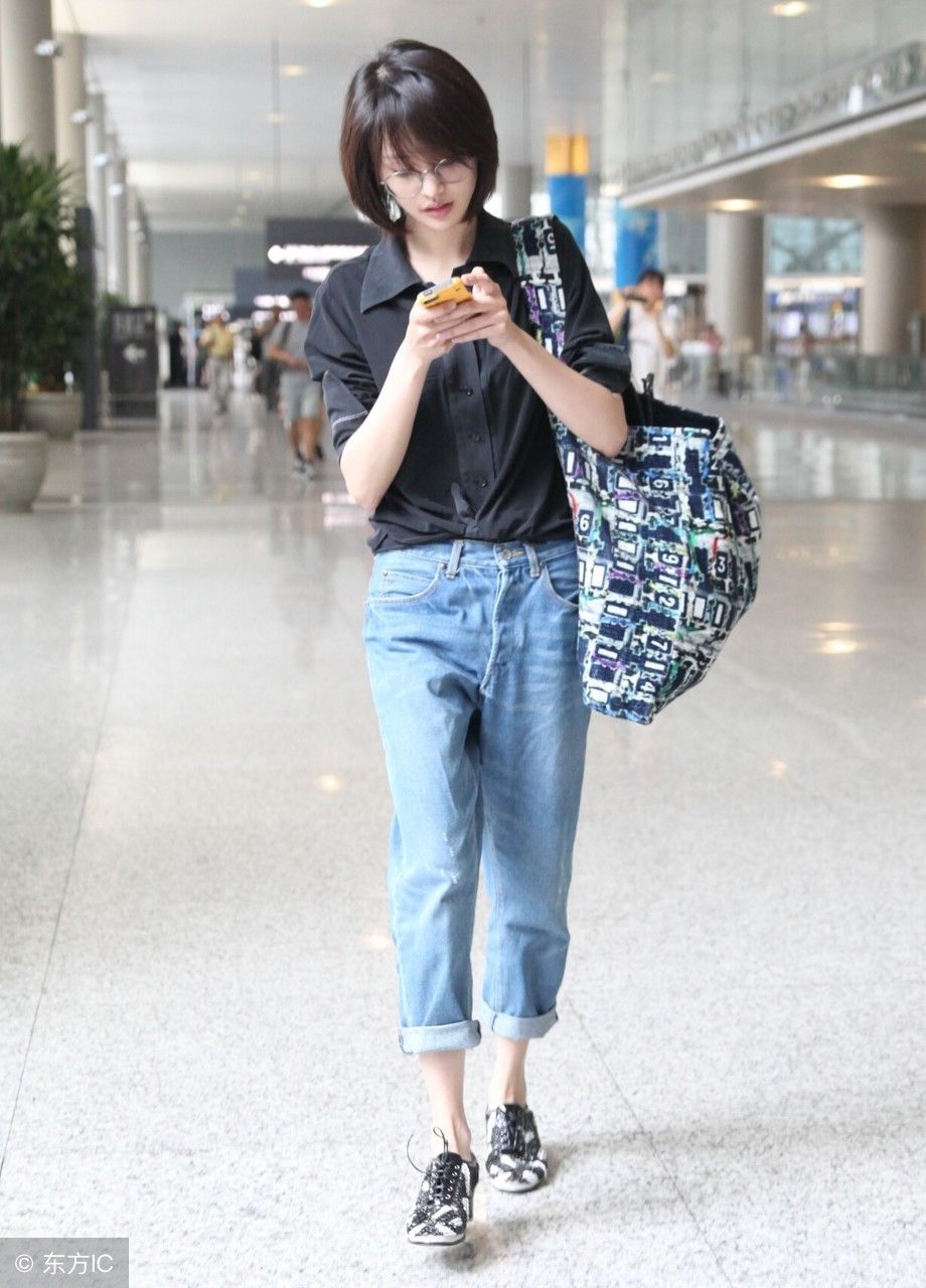 郑爽穿长袖翻领黑衬衫配牛仔长裤现身,还背这