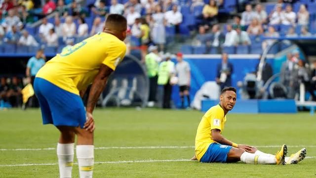 演戏?内马尔夸张动作得不到裁判认可,引起球迷