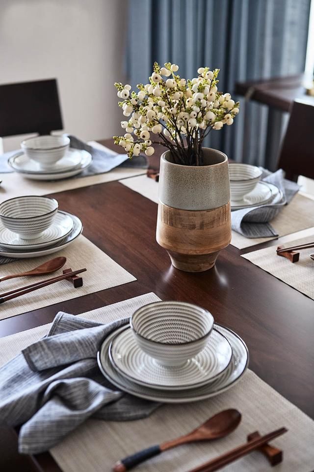 大面积素雅墙纸结合静谧胡桃木饰面,灰色石材