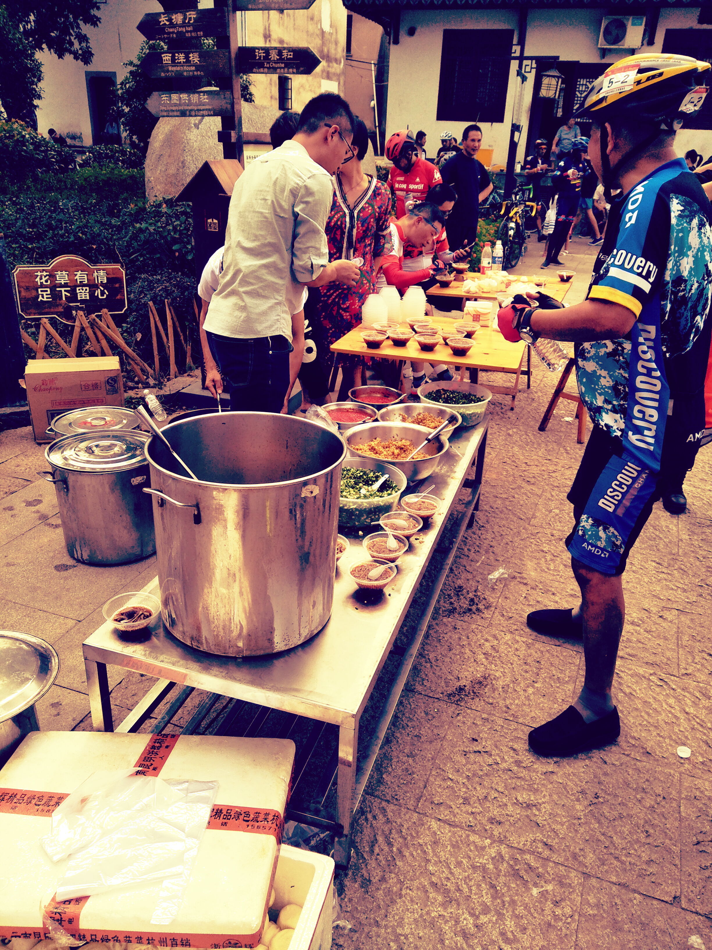 浙江杭州富阳区青年志愿者助力环浙自行车嘉年