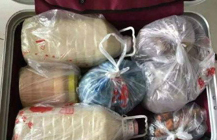 看似普普通通的小米，饱含了从播种到收获，再到碾皮全套工序的辛勤汗水；看似一壶卖相普通的葵花籽油，散发着特有的香味，浓缩着父母对子女难以言说，却又无比炽烈的爱。