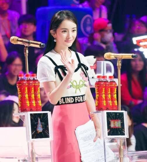 杨幂在《明日之子》颜值衣品双在线,时尚担当