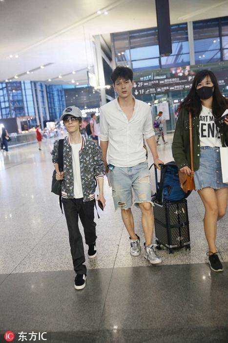 机场偶遇郭敬明陈学东，这样的身高很明显啊!网友:郭导真的不意?
