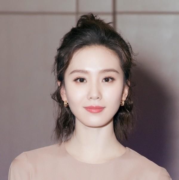 同一款露耳短发,宋茜和赵丽颖却美得完全不同