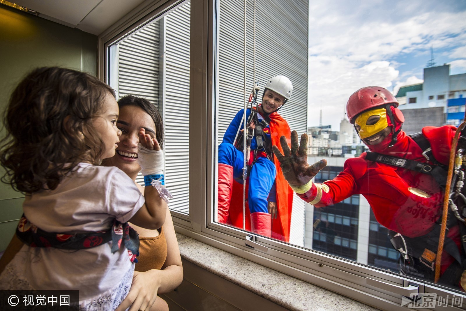 巴西庆祝儿童节 男子扮超人与患儿高空互动超暖心