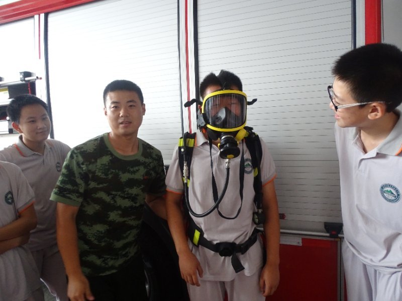 消防员徒手爬大绳 学生点赞救人自救有妙招