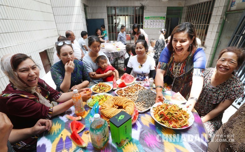 可穆罕默德圣人没有到富人家赴宴，却到了一位非常贫困的穆斯林老人家做客，而老人也没有美味佳肴招待穆罕默德圣人，只能端出了油汪汪、香喷喷的“油香”让其品尝。