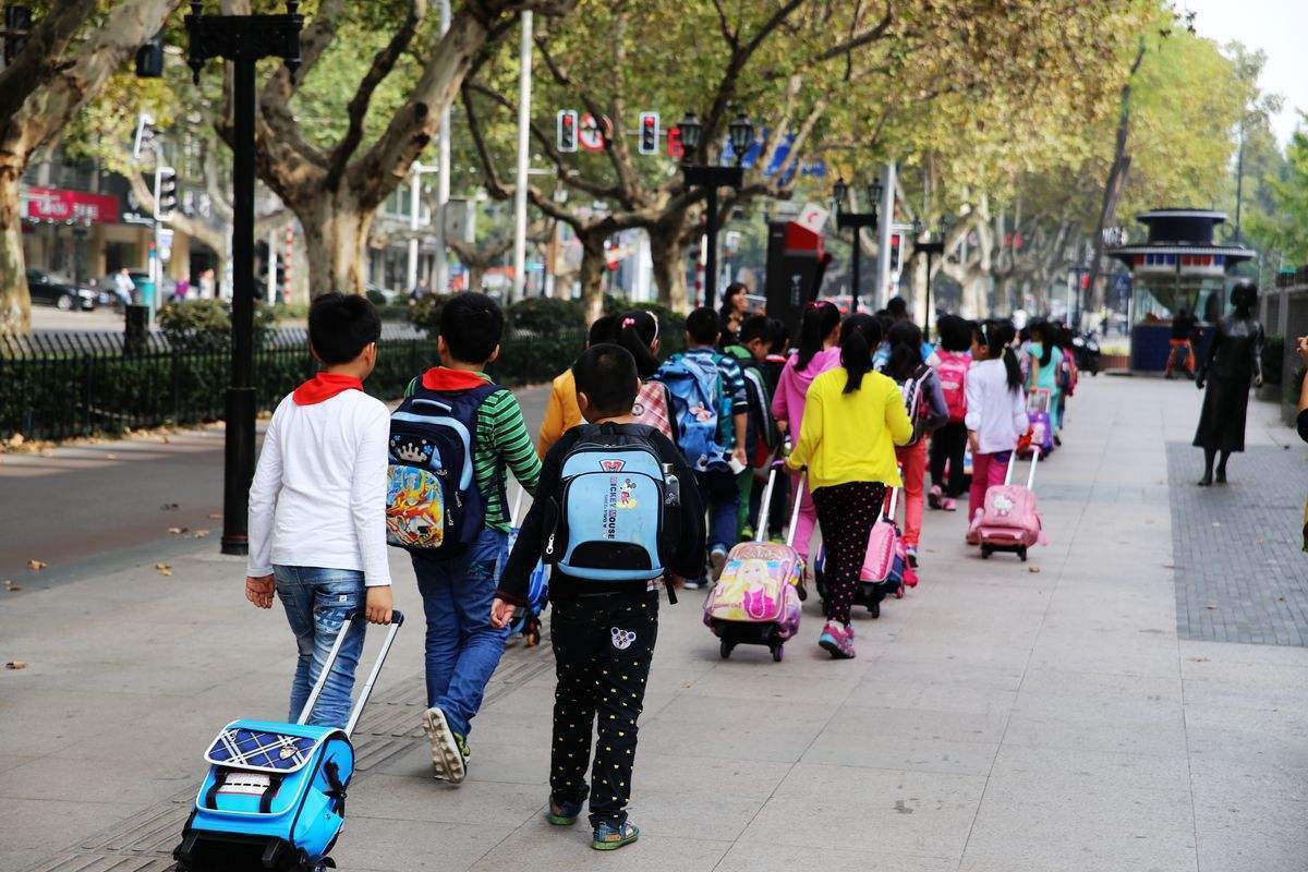 带走罚站女教师的派出所副所长被免去职务,并