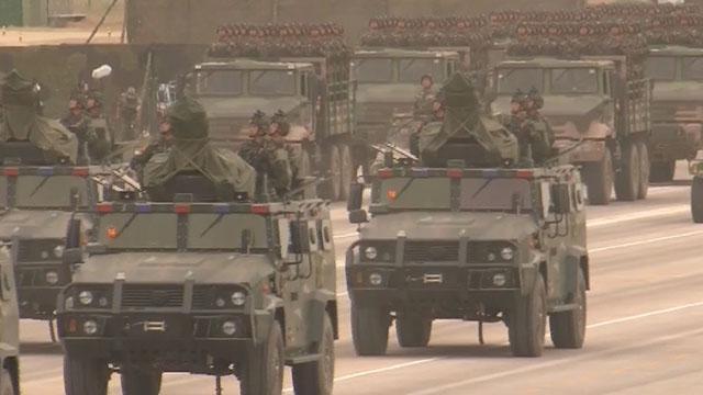 各种装备征尘未洗 转到阅兵场 各种装备征尘未洗 转到阅兵场