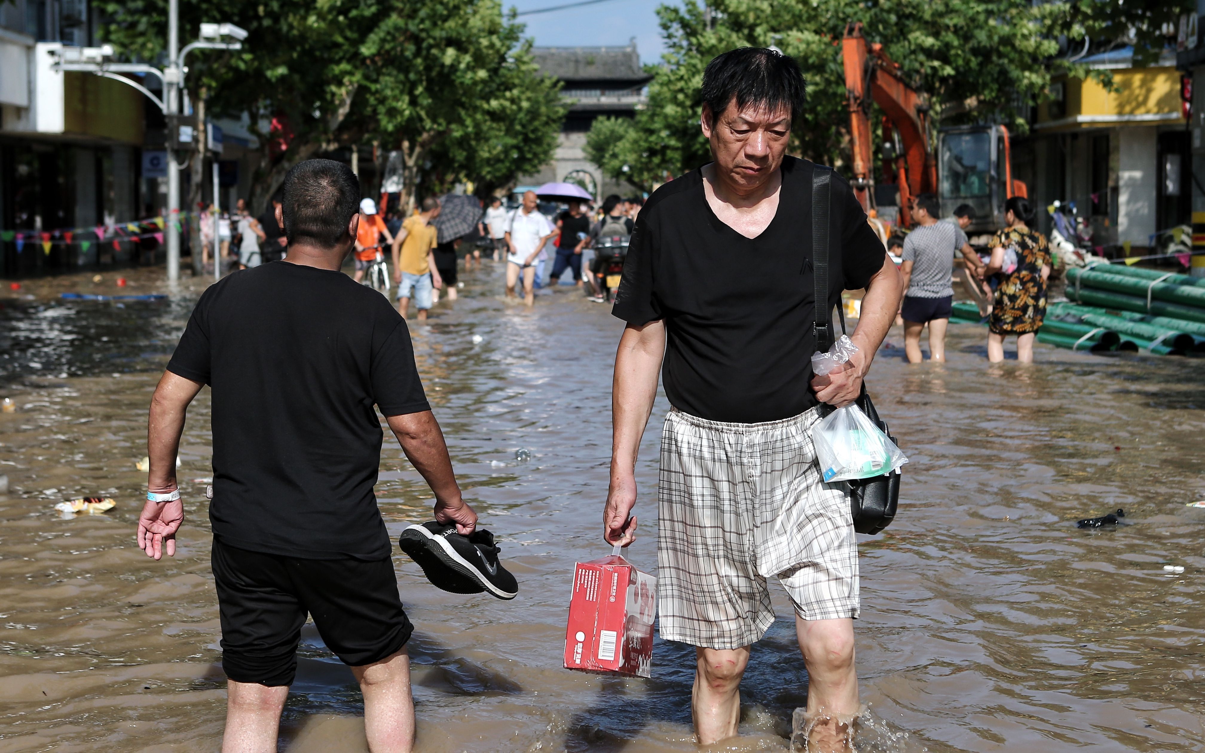 “利奇马”后，浙江临海积水严重，市民买冲锋舟参与救灾