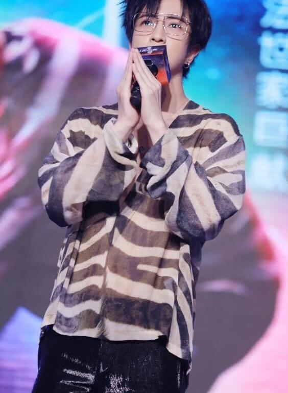 明星在国外开演唱会,张学友一年巡演45场,她白