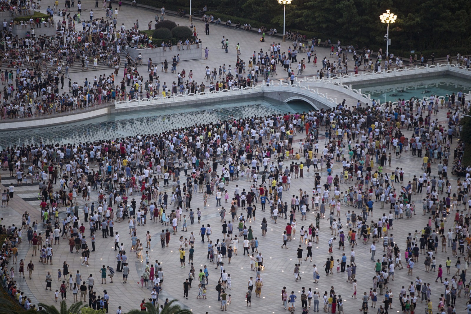 这是昨夜的南昌八一广场人山人海高呼祖国万岁
