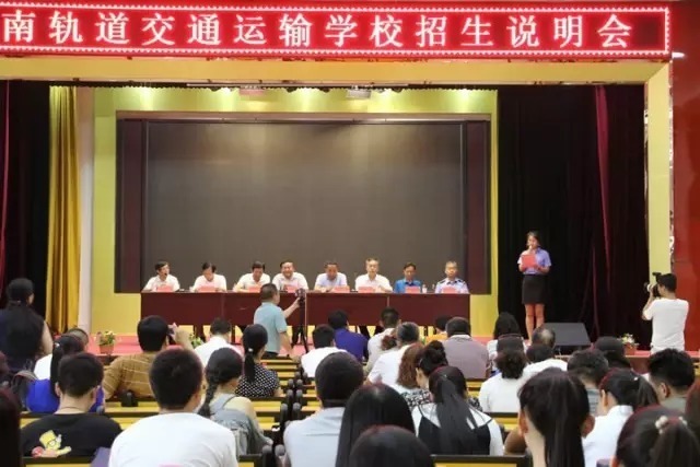 渭南市轨道交通运输高级技工学校招生说明会上学生专业技能展示登峰造极