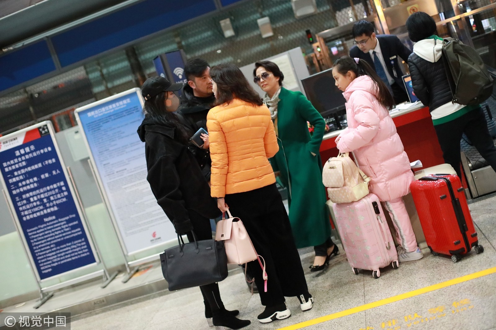 刘亦菲和妈妈现身机场 两人气质高雅让人直呼"基因强大"