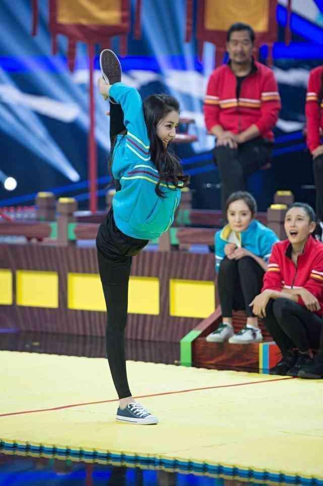 不会劈叉都不好意思说是明星, 宋茜劈叉惊艳全