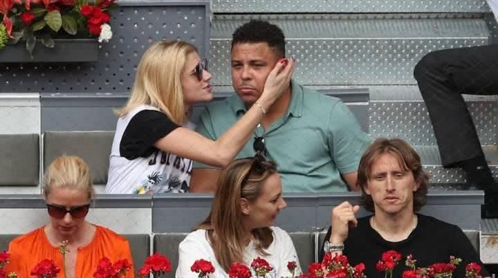 体育足坛传奇罗纳尔多携女友观战大师赛,比赛