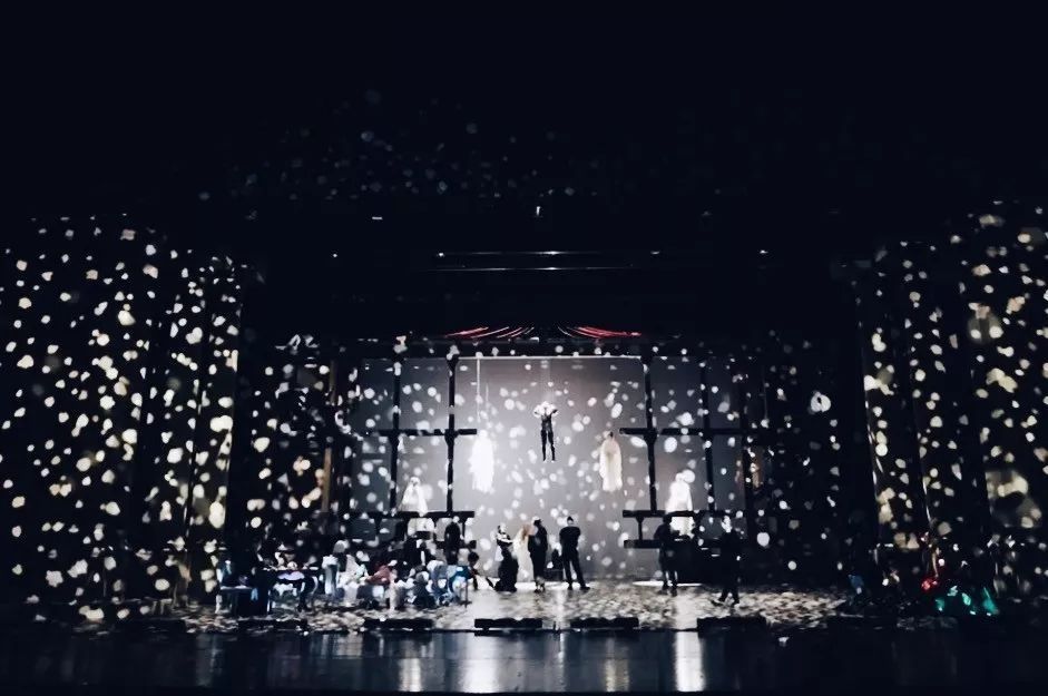 这剧有毒!这群法国人的摇滚莫扎特,能撩你尖叫