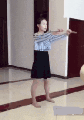 精选段子:老师问小明:“你面前有一个五米深的坑，里面没有水