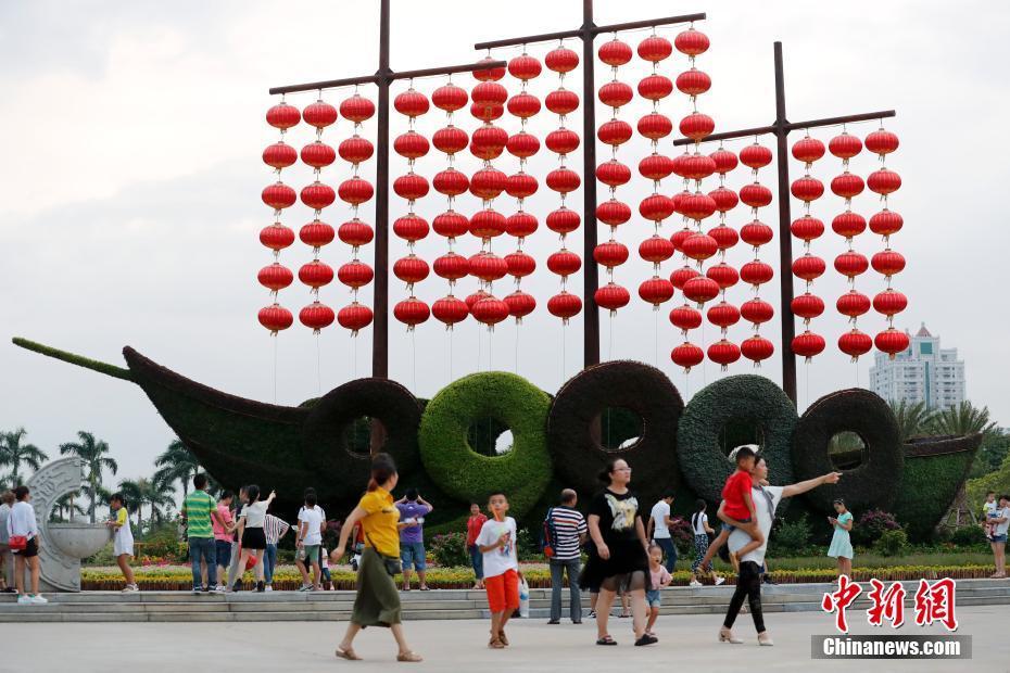9月2日,市民在厦门白鹭洲公园休闲玩耍。金砖国家领导人第九次会晤将于9月3日至5日在厦门举行。 中新社记者 杜洋 摄