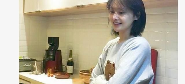 郑爽现在的生活状况,素颜和上镜差别很大?你看