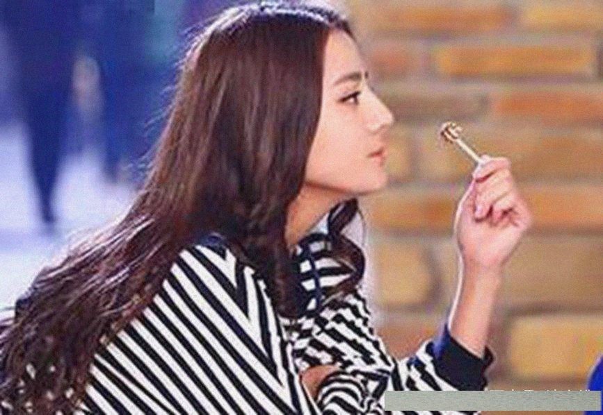 明星吃棒棒糖:赵丽颖可爱,热巴很文艺,韩庚用脚