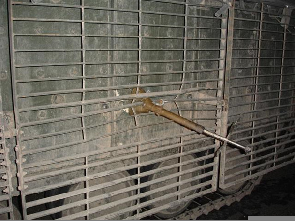 这个铁栏杆,主要是用来防RPG一类的火箭推进式弹药的攻击,其原理其实一看就懂,主要是在火箭弹接触车身之前利栅栏将其引爆或者是让其直接弹出栏外。