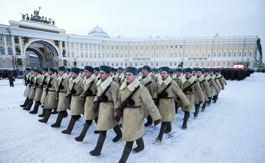 俄阅兵仪式再现二战装备