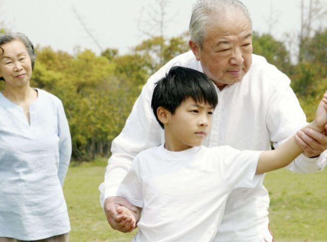 父母过度依赖爷爷奶奶教育孩子可能导致的4个