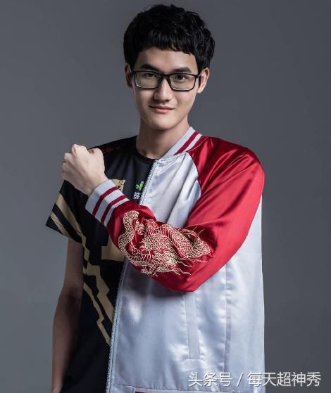 rng打野卡萨把自己改回fw战队,换上fw头像,网友:真实!