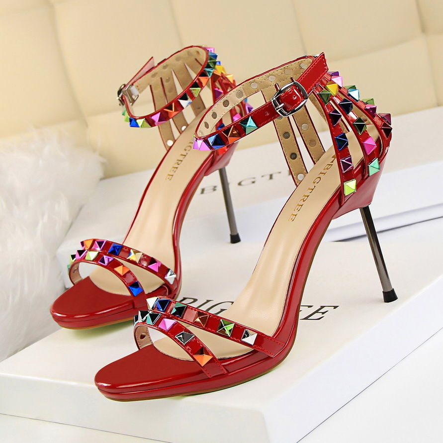 玉脚美不美,关键看凉鞋,性感细高跟铆钉凉鞋,老