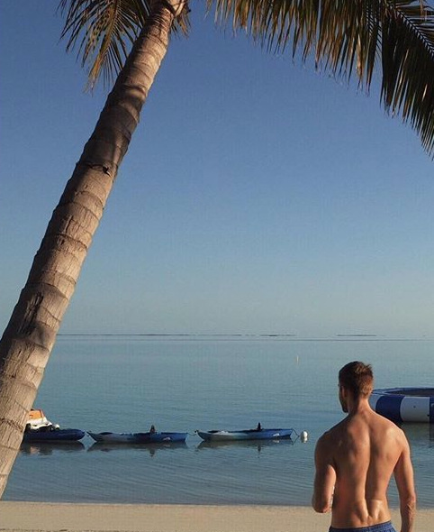 刚庆祝完一周年纪念日的霉霉Taylor Swift与男友甜蜜的海滩度假照曝光!霉霉身穿性感比基尼与男友在海边甜蜜亲吻。