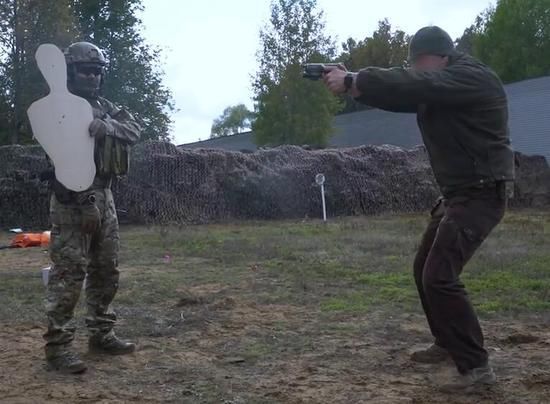 战斗民族真彪悍!特种部队实战真人靶 穿防弹衣