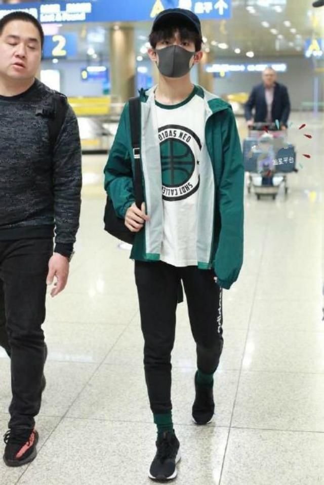 易烊千玺火到国外,带猫咪拍广告,一身潮装让韩