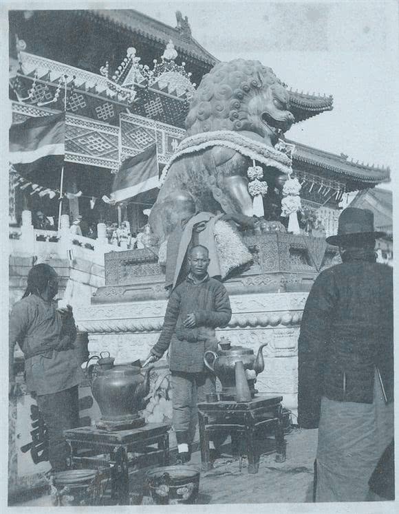 一组紫禁城老照片:溥仪戴着墨镜爬上房顶,太和