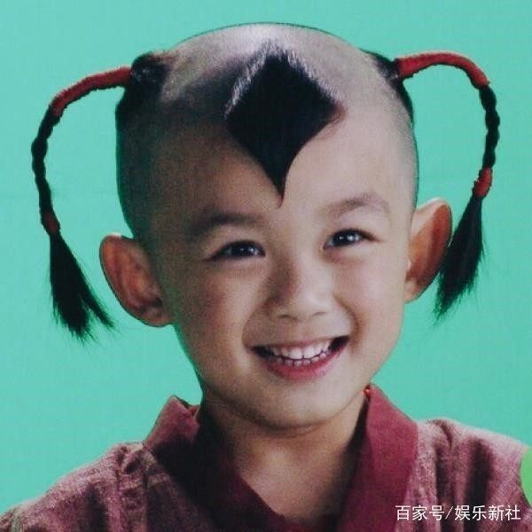 吴磊童年照曝光,小时候代言竟然还在签名比本