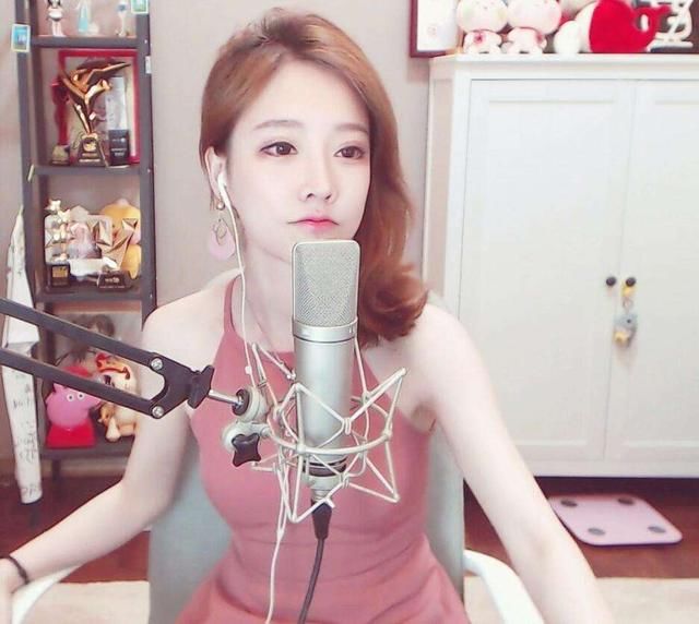 冯提莫真爱粉:工资3000刷礼物3200,工资不够信