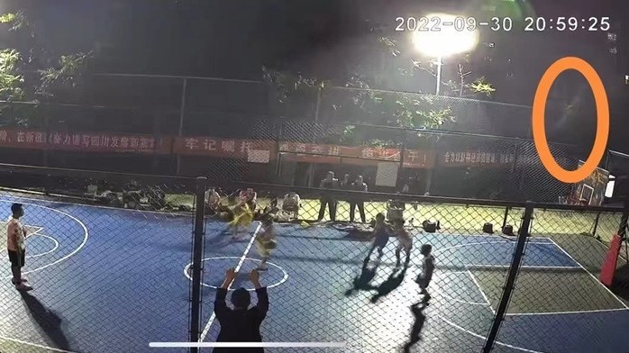 嫌楼下打篮球太吵!老人从7楼扔饮料瓶 热评:高楼抛物有法必依 嫌楼下打篮球太吵!老人从7楼扔饮料瓶 热评:高楼抛物有法必依