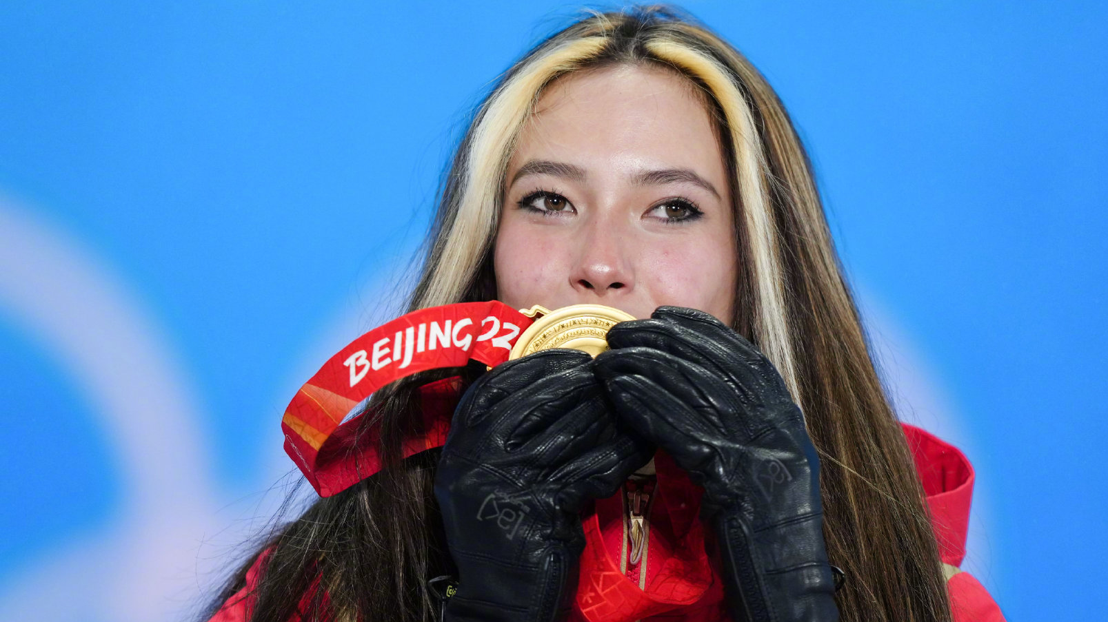祝贺!18岁的谷爱凌再登最高领奖台 亲吻金牌 祝贺!18岁的谷爱凌再登最高领奖台 亲吻金牌