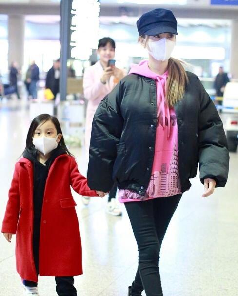 李小璐懒理离婚传闻 牵手女儿甜馨现身机场行